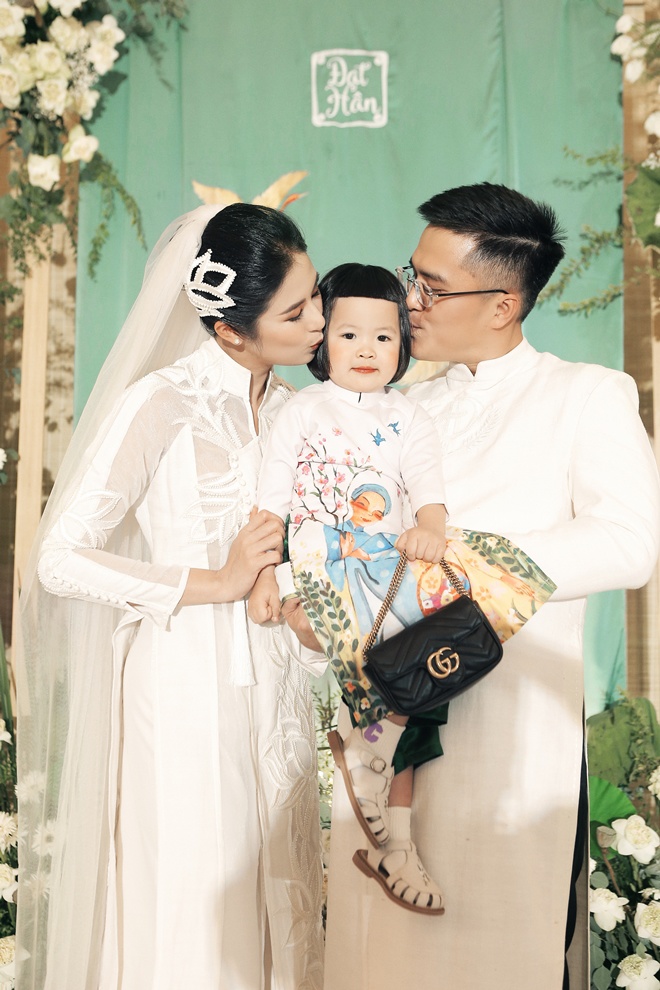 Phú Đạt cho biết khi mới quen, Ngọc Hân là người chủ động theo đuổi anh.