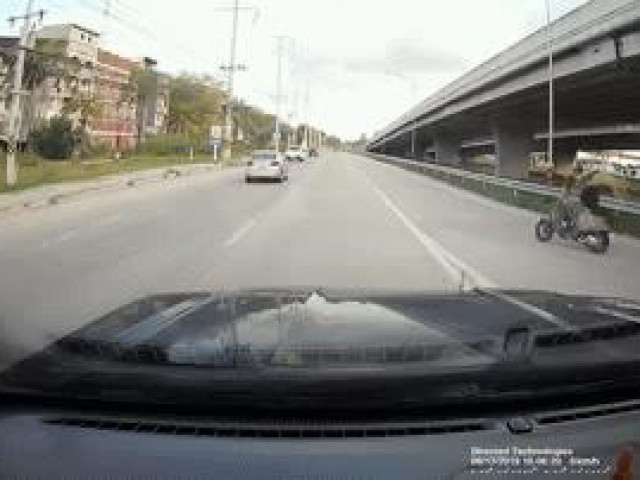 Clip Eva - Clip: Biết mình đi sai tài xế xe máy cúi gập người xin lỗi giữa đường