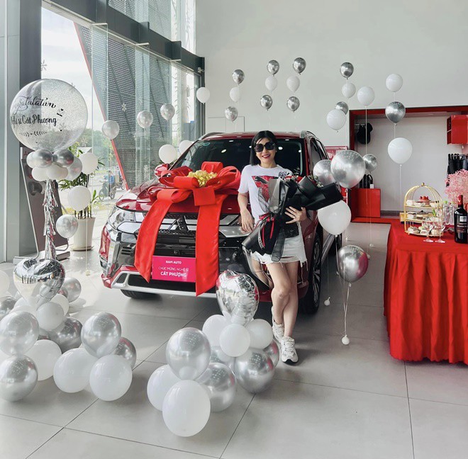 Hình ảnh Cát Phượng vui vẻ tại buổi nhận xe mới đây.