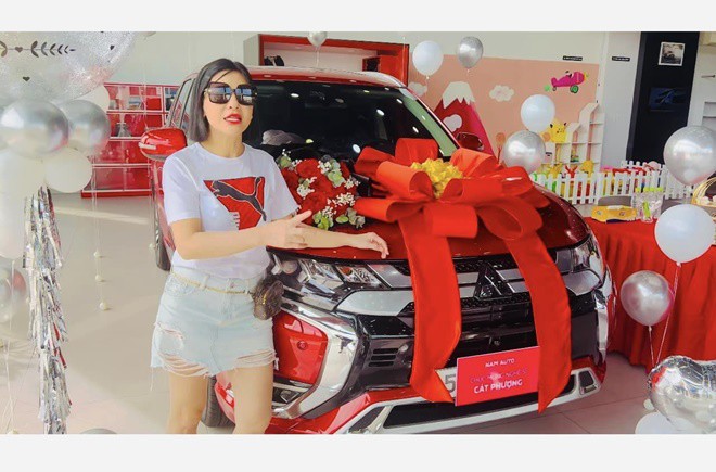 Cát Phượng hy vọng chiếc xe mới với tông màu đỏ tươi sẽ giúp cô may mắn và vui vẻ hơn.