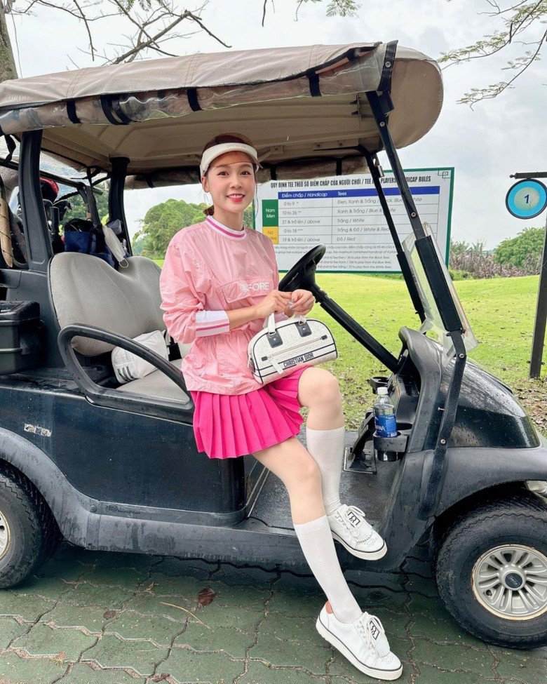 Thời trang đánh golf của hotgirl Sam, xinh hơn Hiền Hồ, đắt hơn hoa hậu, đẳng cấp đại gia tài sản 50 tỷ - 4