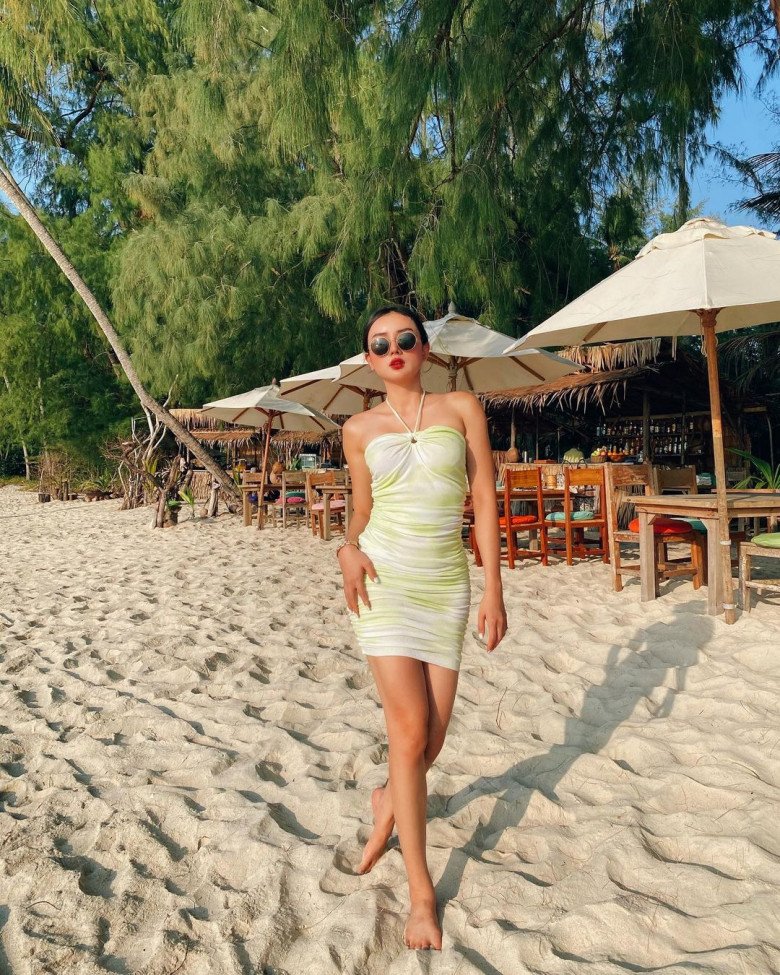 Không theo đuổi làn da trắng sứ như nhiều người, Angela Minh Châu vẫn thường xuyên để làn da nâu mạnh mẽ, quyến rũ.