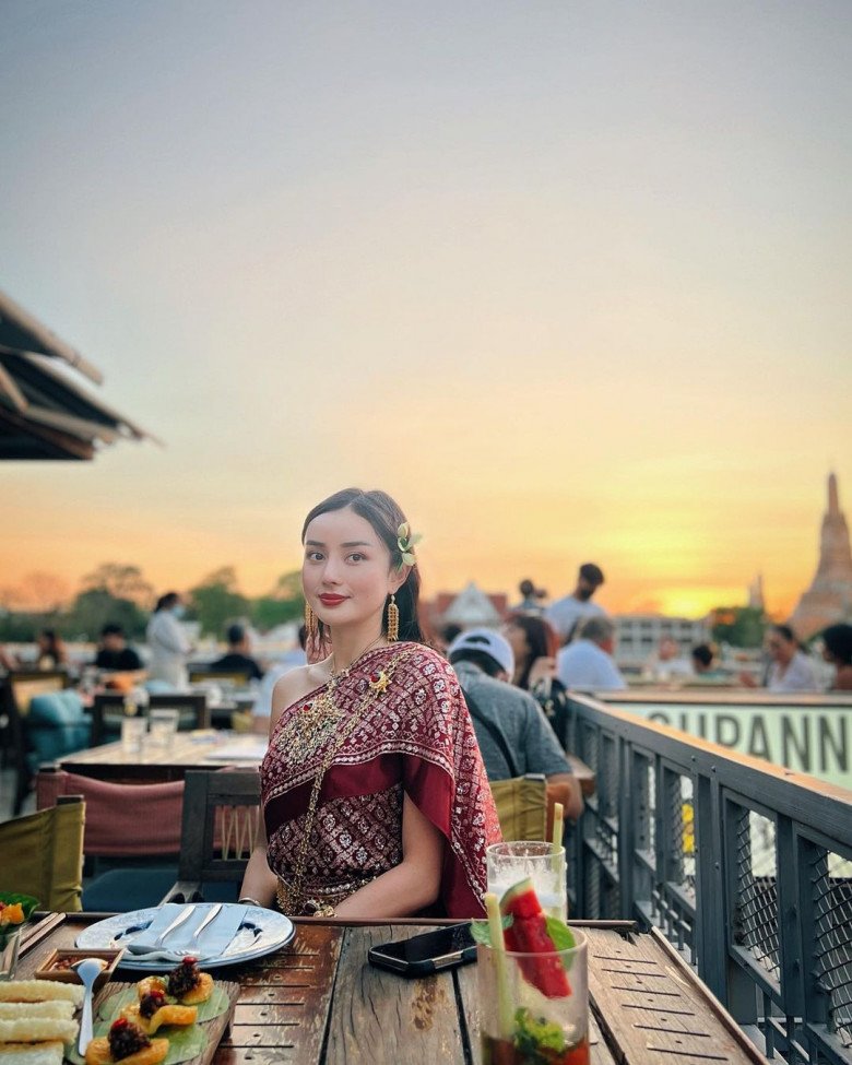 Người đẹp sinh năm 1991 hiện có một cuộc sống viên mãn bên chồng tỷ phú tại xứ Chùa Vàng.