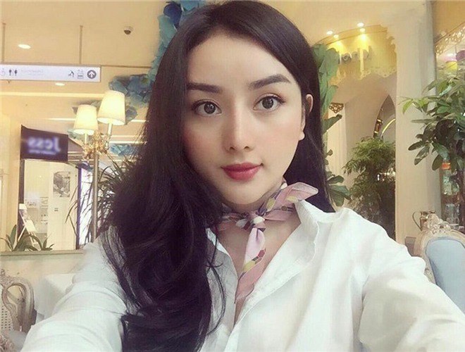 Từ đôi mắt to tròn, sống mũi cao thẳng và đôi môi chúm chím... tất cả những ưu điểm này đã giúp Angela Minh Châu từ một cô nữ sinh có nhan sắc bình thường dần nổi tiếng với biệt danh bản sao Phạm Băng Băng. 