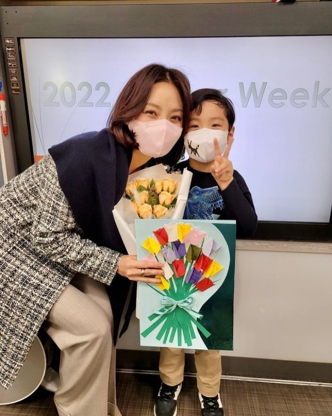 Năm 2020, cô ly hôn và mang con trai về Hàn sinh sống.