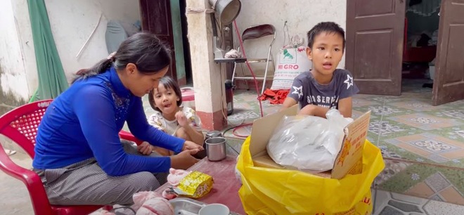 Chị Bích và con trai lớn cùng con gái út.