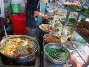 Xem ăn chơi - Quán bún tồn tại 40 năm ở Nha Trang vẫn đông khách nườm nượp, ngày bán hết veo 300kg bún
