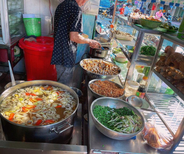 Quán bún tồn tại 40 năm ở Nha Trang vẫn đông khách nườm nượp, ngày bán hết veo 300kg bún - 1