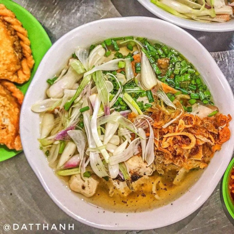 Quán bún tồn tại 40 năm ở Nha Trang vẫn đông khách nườm nượp, ngày bán hết veo 300kg bún - 3