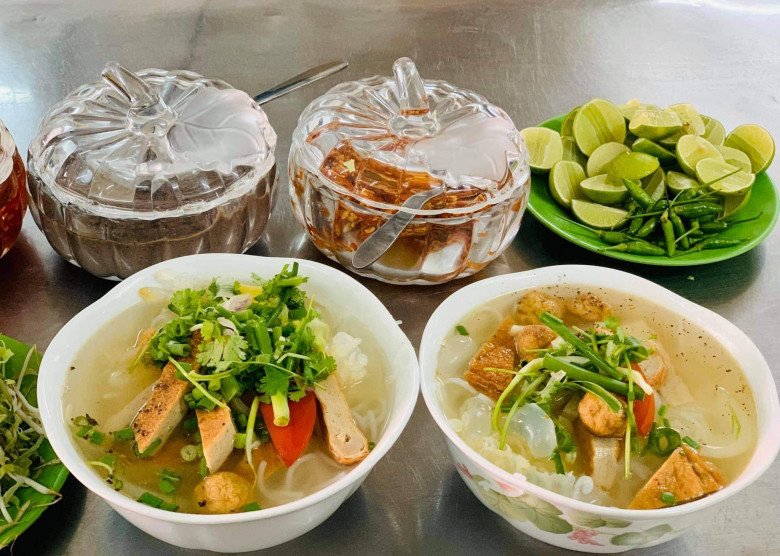 Quán bún tồn tại 40 năm ở Nha Trang vẫn đông khách nườm nượp, ngày bán hết veo 300kg bún - 2