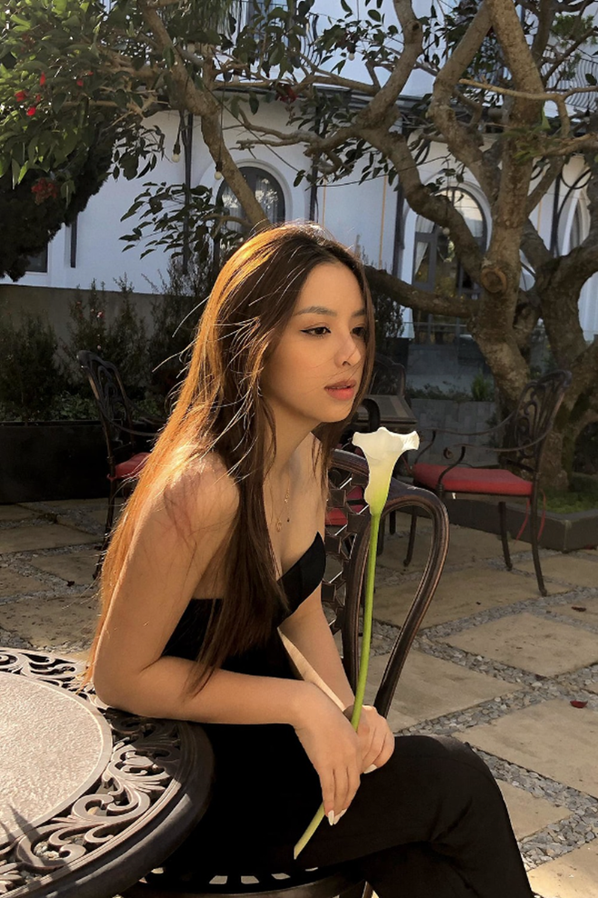 Được biết cô là người mẫu có tiếng, được nhiều nhãn hàng săn đón bởi vẻ đẹp ấn tượng.
