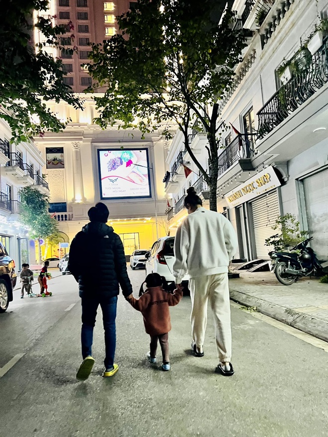 Sao Việt 24h: Hòa Minzy cõng con trai với lời nhắn nhủ xúc động, tình tin đồn của chồng cũ bức xúc lên tiếng - 15