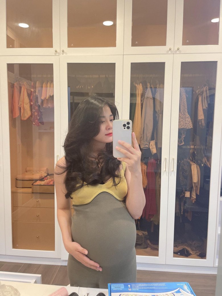 Karen Nguyễn kể về năm 2022: amp;#34;Chạy deadlineamp;#34; vừa bầu vừa cưới, muốn sinh thường nhưng bất ngờ phải sinh mổ - 2