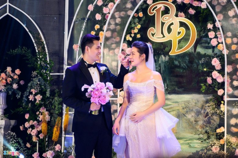 Năm 2022 là năm mà vợ chồng diễn viên Karen Nguyễn, 29 tuổi thường nói đùa với nhau rằng đây là năm họ chạy deadline vừa bầu vừa cưới thành công. (Ảnh: NVCC)