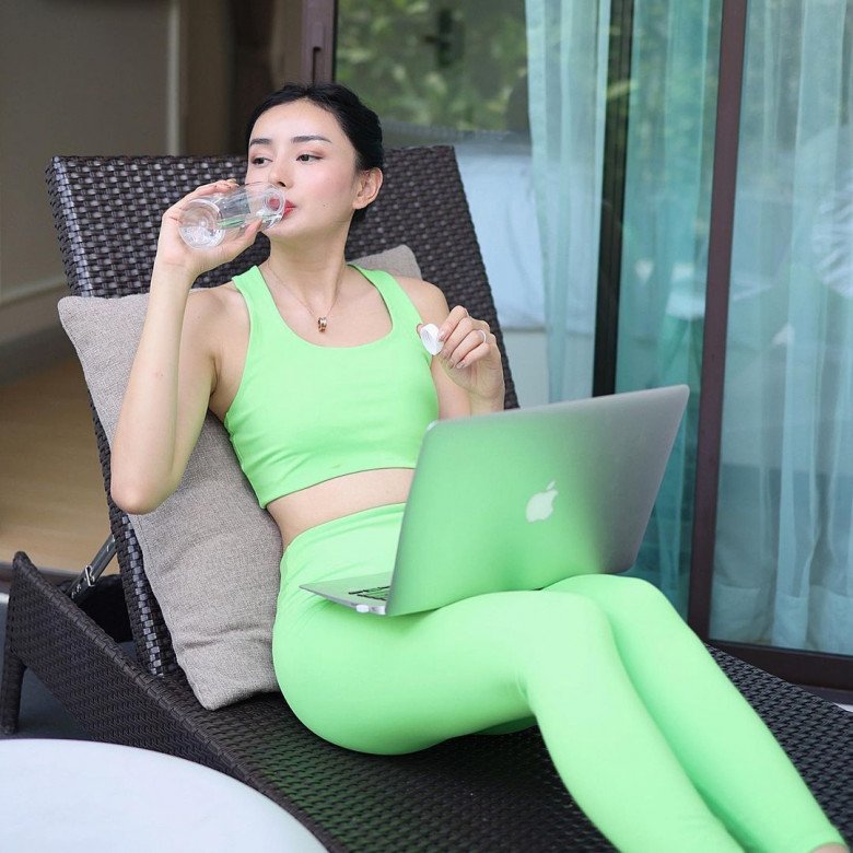 Đồng thời, uống nước đầy đủ cũng là một trong những yếu tố để có được một là da căng bóng khỏe mạnh.