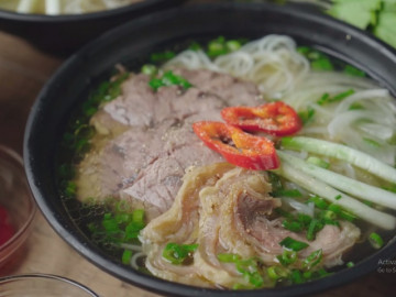 Ngày của phở 2022, mẹ đảm trổ tài nấu phở bò đơn giản lại ngon, chồng con ăn liền mấy bát vẫn thèm