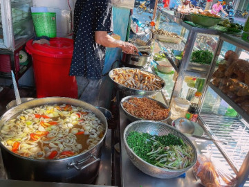 Quán bún tồn tại 40 năm ở Nha Trang vẫn đông khách nườm nượp, ngày bán hết veo 300kg bún