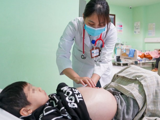 Bé trai Hà Nội bất ngờ tăng 8kg trong thời gian ngắn, đến viện bác sĩ chỉ sai lầm đáng trách của bố mẹ