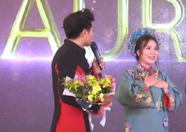 Một trong những hình ảnh Ngọc Tiền đăng tải, khi cô và chồng cùng đứng trên sân khấu.