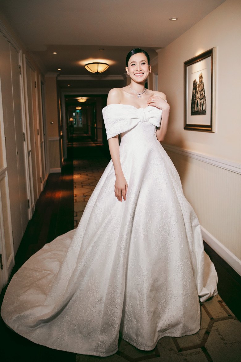Dương Mỹ Linh xinh đẹp rạng ngời trong ngày trọng đại với chiếc đầm trắng trễ vai sang trọng.