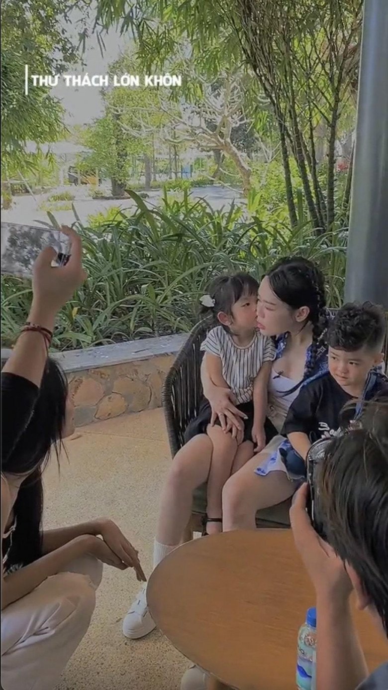 img srchttps://cdn.eva.vn/upload/4-2022/images/2022-12-13/danh-tinh-cau-be-cuop-nu-hon-dau-cua-con-gai-truong-my-nhan-chau-noi-ong-trum-dien-tu-bo-me-giau-co-corbin---bona---fabo-nguyen---phi-ngoc-hung-1670919766-237-width660height880.jpg /