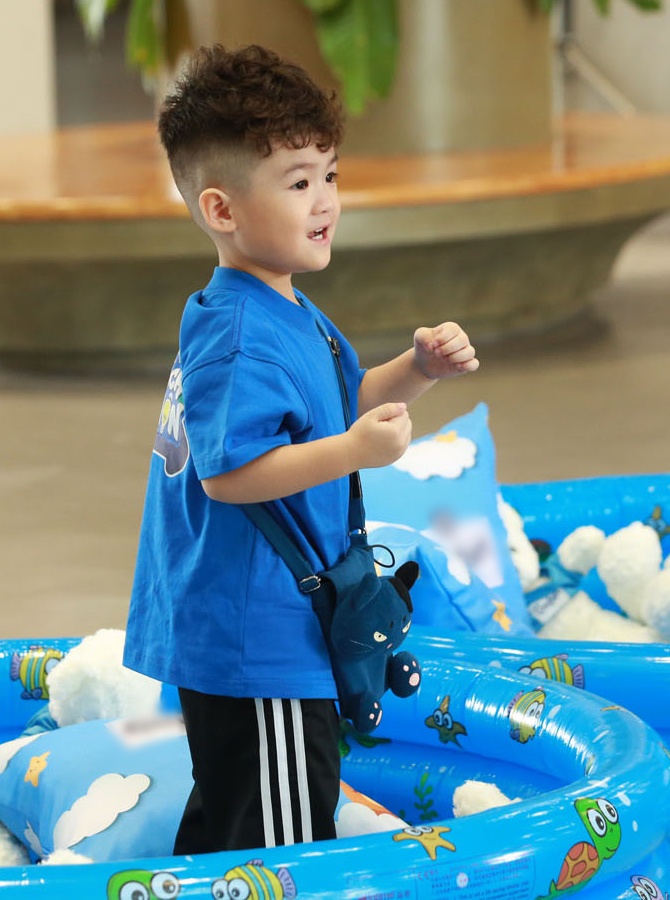 Danh tính cậu bé amp;#34;cướp nụ hôn đầuamp;#34; con gái Trương Mỹ Nhân: Cháu nội ông trùm điện tử, bố mẹ giàu - 20