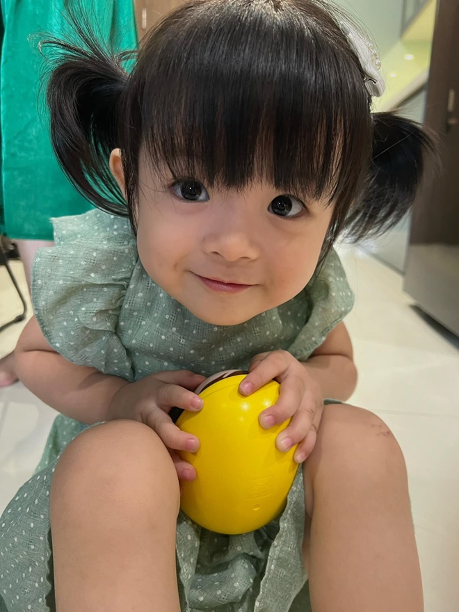 Danh tính cậu bé amp;#34;cướp nụ hôn đầuamp;#34; con gái Trương Mỹ Nhân: Cháu nội ông trùm điện tử, bố mẹ giàu - 7