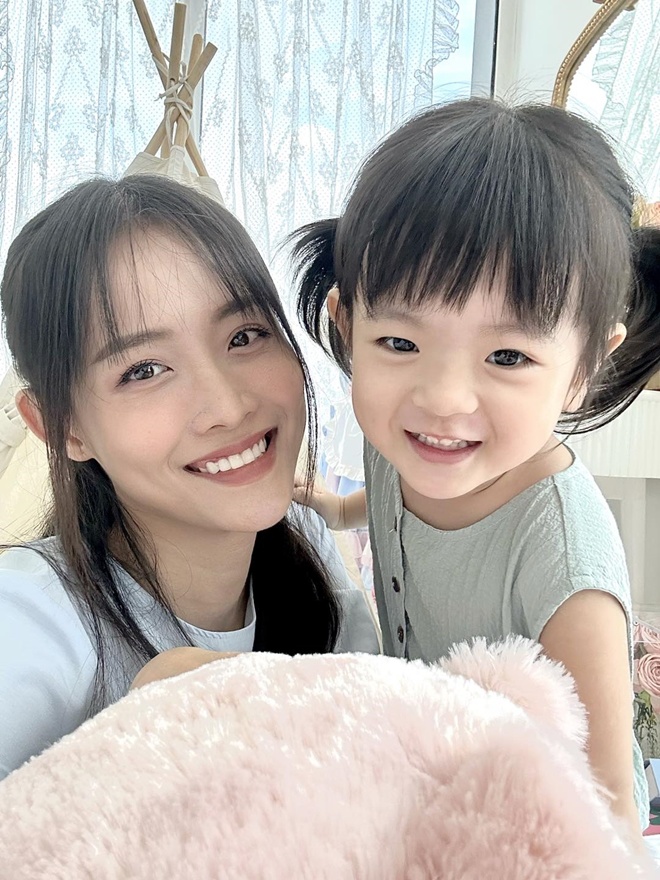 Danh tính cậu bé amp;#34;cướp nụ hôn đầuamp;#34; con gái Trương Mỹ Nhân: Cháu nội ông trùm điện tử, bố mẹ giàu - 3