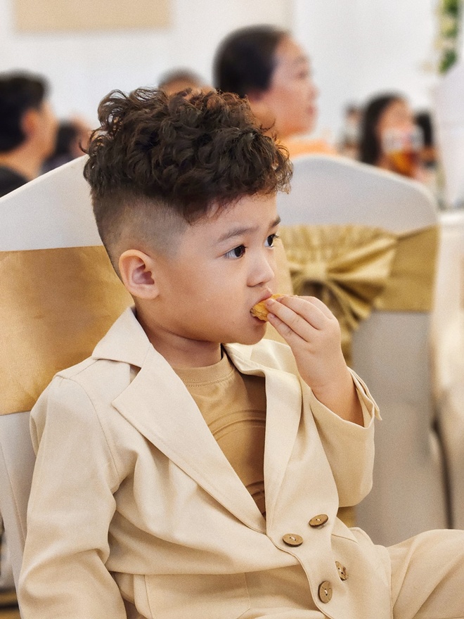 Danh tính cậu bé amp;#34;cướp nụ hôn đầuamp;#34; con gái Trương Mỹ Nhân: Cháu nội ông trùm điện tử, bố mẹ giàu - 9