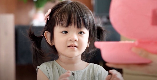 Danh tính cậu bé amp;#34;cướp nụ hôn đầuamp;#34; con gái Trương Mỹ Nhân: Cháu nội ông trùm điện tử, bố mẹ giàu - 4