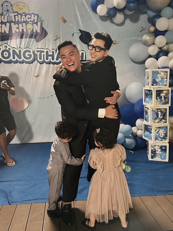 Danh tính cậu bé amp;#34;cướp nụ hôn đầuamp;#34; con gái Trương Mỹ Nhân: Cháu nội ông trùm điện tử, bố mẹ giàu - 22