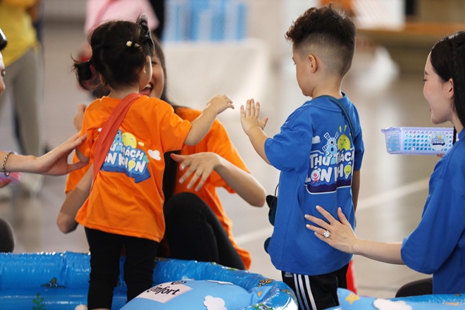 Danh tính cậu bé amp;#34;cướp nụ hôn đầuamp;#34; con gái Trương Mỹ Nhân: Cháu nội ông trùm điện tử, bố mẹ giàu - 17