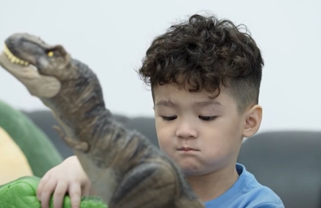 Danh tính cậu bé amp;#34;cướp nụ hôn đầuamp;#34; con gái Trương Mỹ Nhân: Cháu nội ông trùm điện tử, bố mẹ giàu - 12