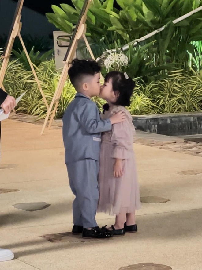 Nụ hôn đầu đời của Bona với con trai Fabo Nguyễn làm người xem rần rần.