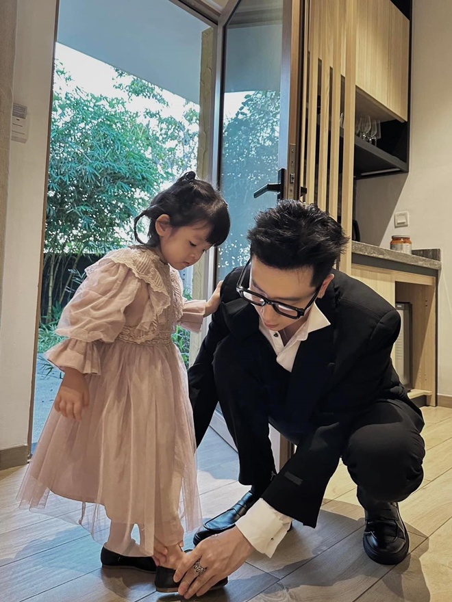 Vẻ đáng yêu của bé Bona nhà Trương Mỹ Nhân - Phí Ngọc Hưng làm nhiều người lụi tim.