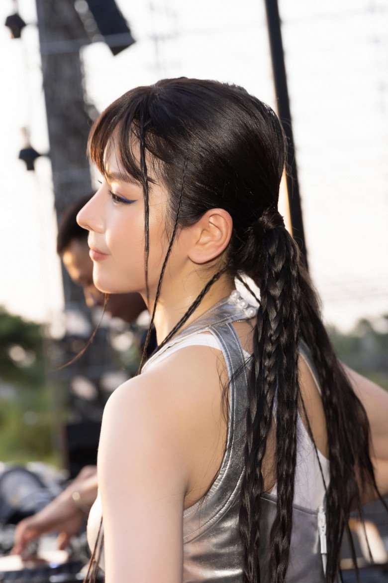 Ở góc nghiêng, sống mũi của người đẹp Đà Nẵng cũng được nâng cao hơn một ít so với trước đây, dù vậy cũng không quá giả trân. Có thể đoán được lần này, Mie đã tìm được một cơ sở uy tín.