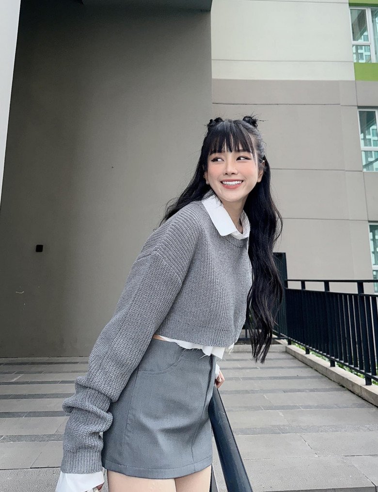 ​​​​​​Có lẽ vì có cuộc sống hạnh phúc và được bạn trai Hồng Thanh chăm sóc kỹ lưỡng, người đẹp sinh năm 1995 ngày càng thăng hạng nhan sắc. Trông cô nàng ngày càng trẻ trung, lão hoá ngược nhí nhảnh như nữ sinh.