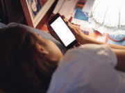 Sức khỏe - Vì sao thường xuyên ôm điện thoại là dấu hiệu cảnh báo bị tâm thần, nguy cơ tự tử cao?