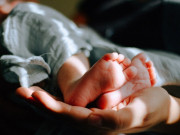 Bà bầu - Uẩn khúc của người chồng phải bế đứa trẻ lạ hoắc đi xét nghiệm ADN, sốc lên sốc xuống khi thằng bé là con đẻ mình