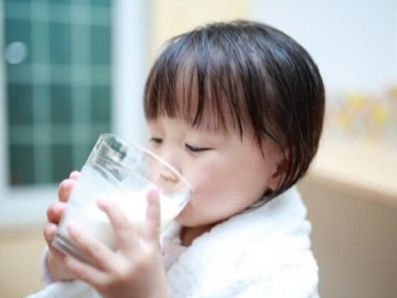 Trẻ uống sữa trước khi ngủ tốt hay hại? Nhiều bé dễ ốm, viêm chỉ vì một kiểu ăn khuya mà mẹ tưởng tốt