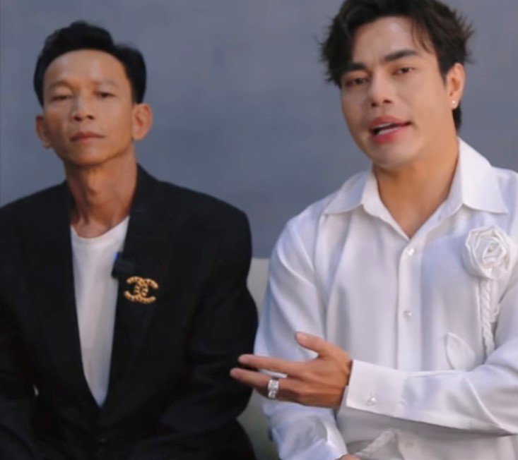 Khuôn mặt ông căng như lên phường dù đang trong hậu trường.