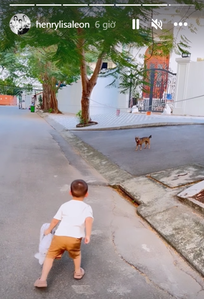 Hồ Ngọc Hà tỏ ra hoảng sợ trước hành động của con trai nhưng cậu bé lại chẳng hề lo lắng 