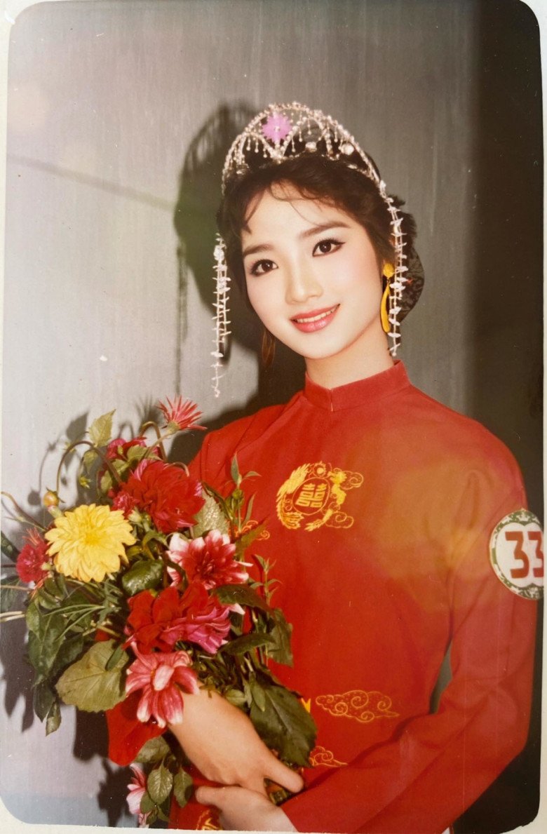 Hoa hậu Việt Nam không người kế nhiệm ăn mặc amp;#34;cưa sừng làm nghéamp;#34; đi nông trại, U55 mà ngỡ nữ sinh - 1