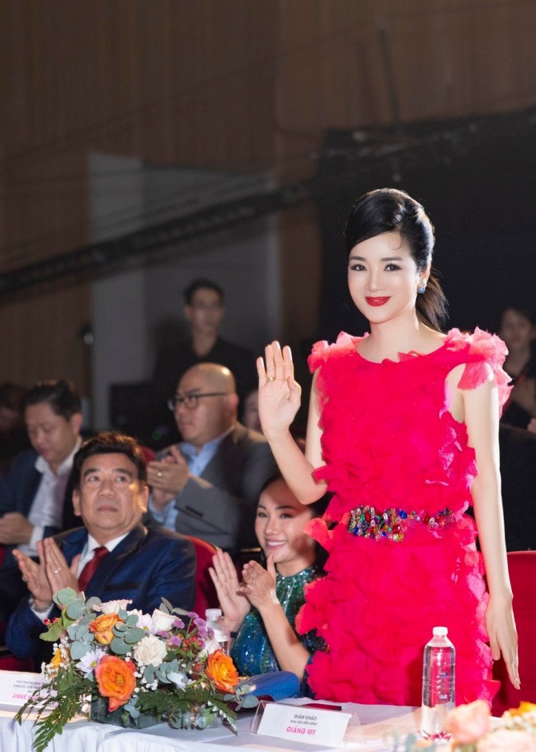 Hoa hậu Việt Nam không người kế nhiệm ăn mặc amp;#34;cưa sừng làm nghéamp;#34; đi nông trại, U55 mà ngỡ nữ sinh - 11