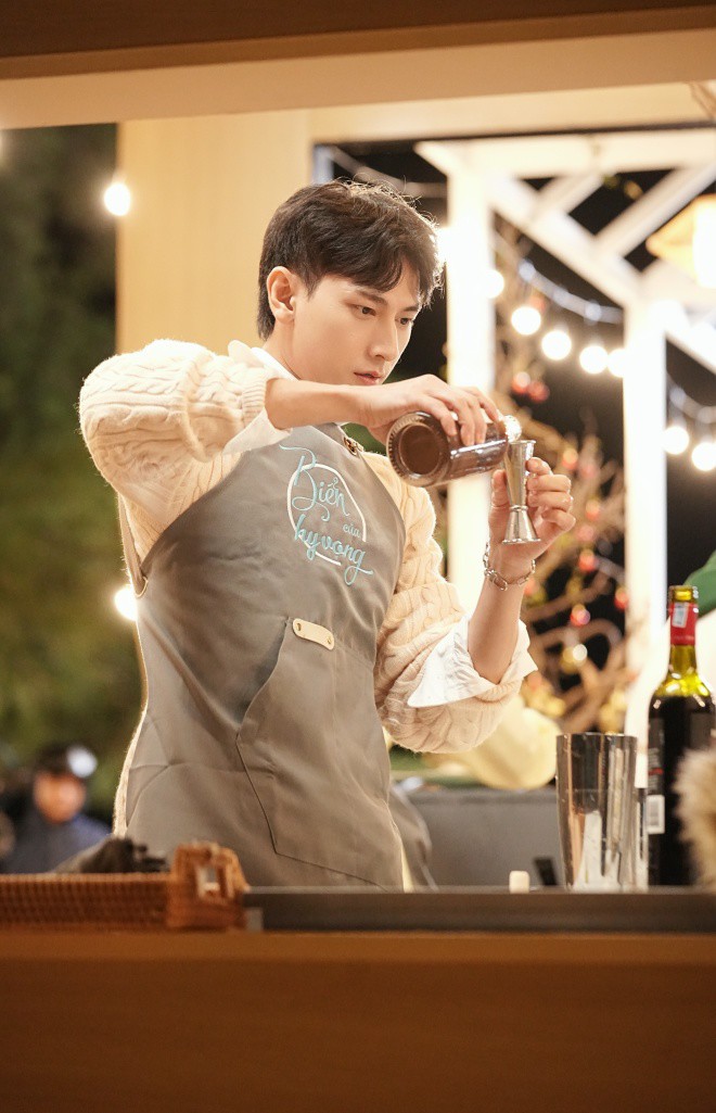 Màn xuất hiện của Isaac trong Biển của hy vọng với vai trò bartender khiến khán giả vô cùng tò mò.