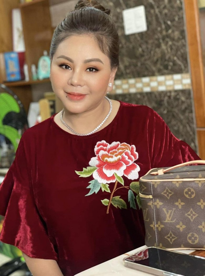 Hiện tôi uống thuốc kháng sinh kê đơn, kết hợp nhỏ thuốc và chườm mắt, nữ diễn viên tâm sự với truyền thông.