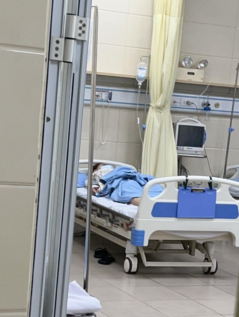 Trước đó, Lê Giang cũng khiến người hâm mộ lo lắng khi đăng ảnh nhập viện cấp cứu vì bệnh dạ dày.