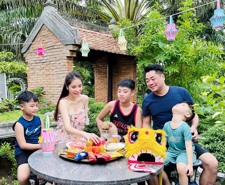 Sau 4 lần mổ nguy hiểm, mẫu nữ Việt 40 tuổi làm mẹ 4 con: Bé đầu 14 tuổi cao 1m84 - 20
