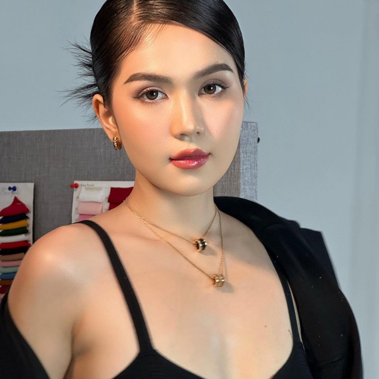 Có thể thấy, nhờ áp dụng nhiều biện pháp làm đẹp từ những phương pháp nhà giàu đến bình dân, Ngọc Trinh ngày càng thăng hạng về nhan sắc. Ở nữ hoàng nội y, hầu như cô luôn giữ được nhan sắc ổn định, dù đã bước sang tuổi 33 nhưng mỹ nhân Trà Vinh vẫn duy trì một nhan sắc trẻ đẹp, bất chấp thời gian.