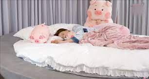 Ngọc Trinh có một bí quyết làm đẹp rất đơn giản đó chính là luôn đi ngủ sớm và dậy sớm lúc 5-6 giờ sáng.